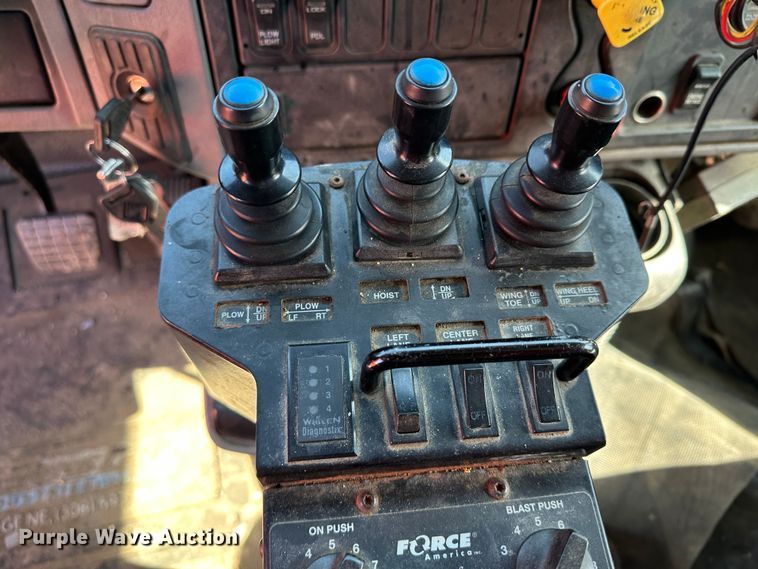 image for item LT9053 2007 International 7400  dump truck