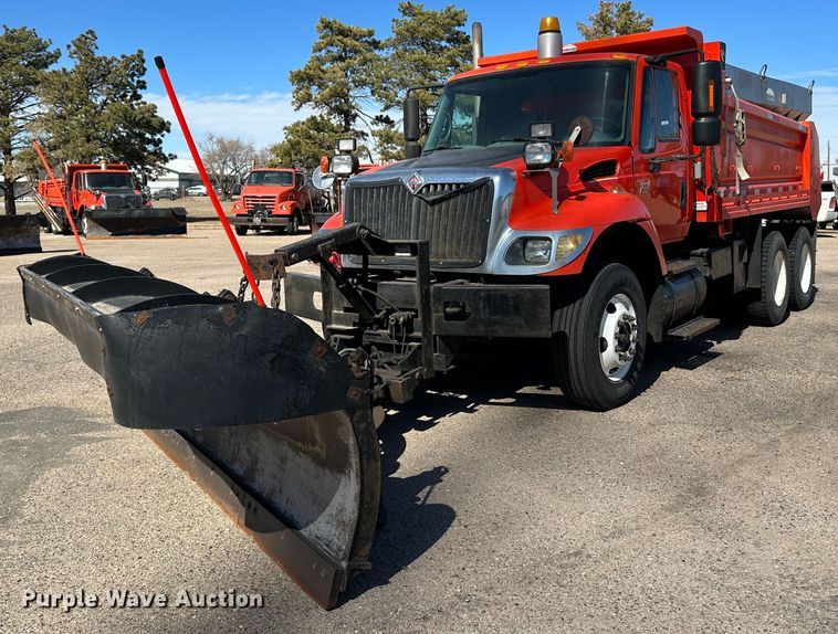 image for item LT9054 2005 International 7400  dump truck