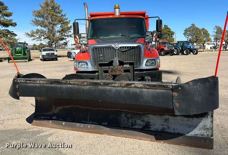 image for item LT9054 2005 International 7400  dump truck