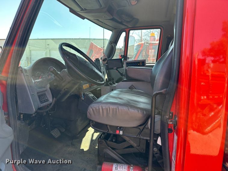 image for item LT9054 2005 International 7400  dump truck