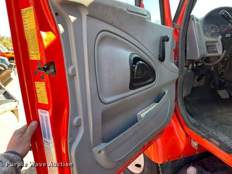 image for item LT9054 2005 International 7400  dump truck