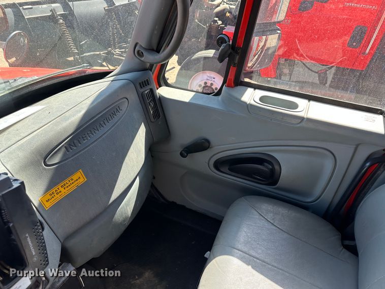 image for item LT9054 2005 International 7400  dump truck