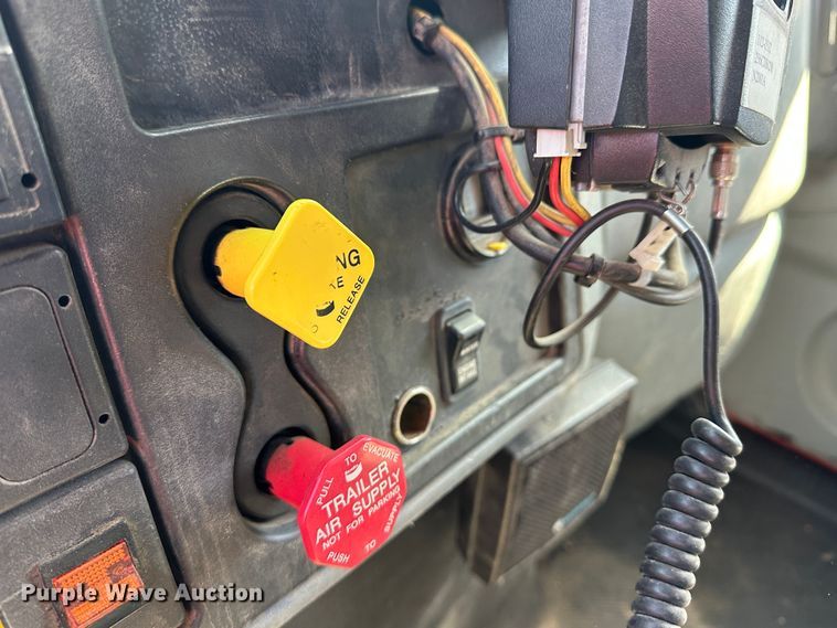 image for item LT9054 2005 International 7400  dump truck