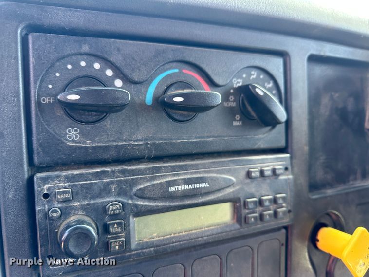 image for item LT9054 2005 International 7400  dump truck