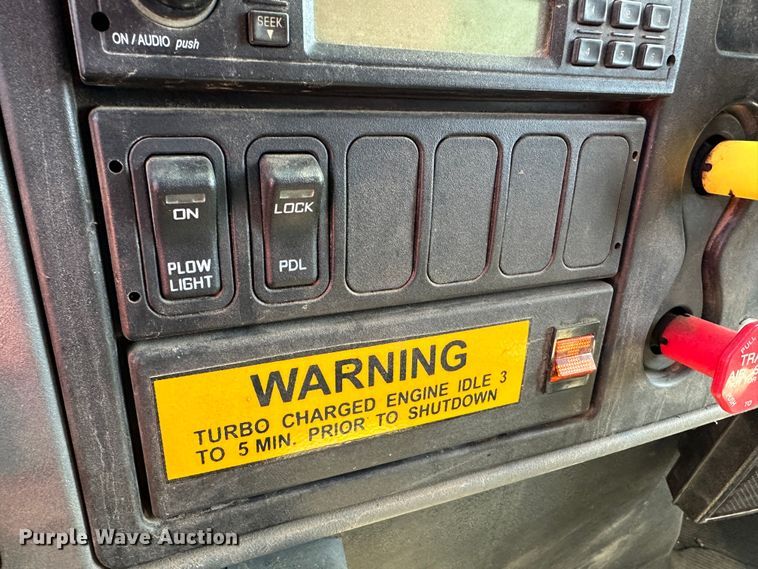 image for item LT9054 2005 International 7400  dump truck