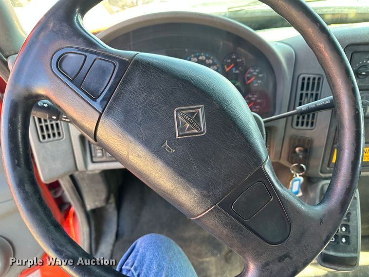 image for item LT9054 2005 International 7400  dump truck