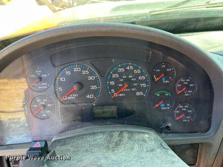 image for item LT9054 2005 International 7400  dump truck