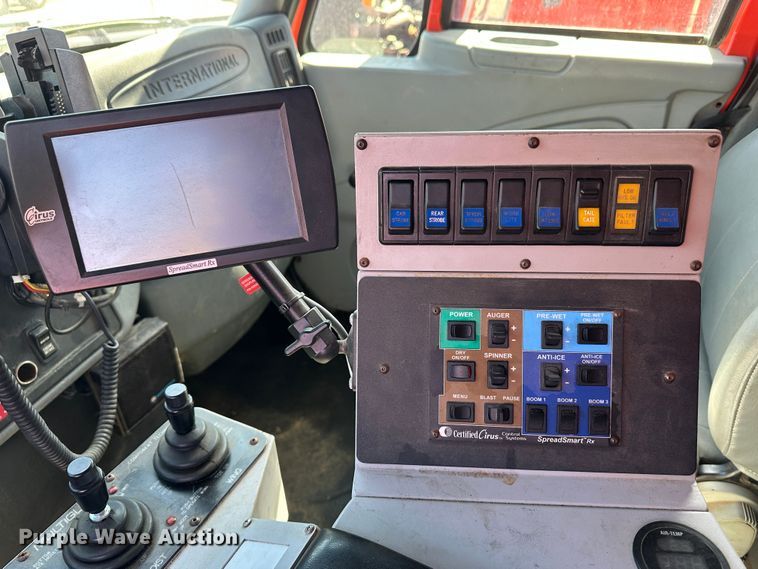 image for item LT9054 2005 International 7400  dump truck