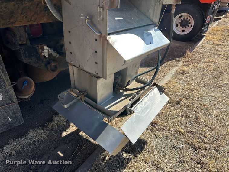 image for item LT9054 2005 International 7400  dump truck