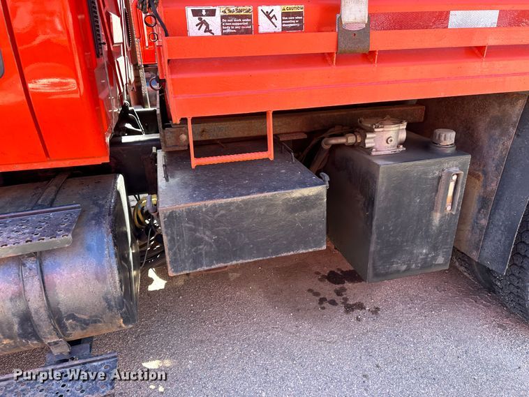 image for item LT9054 2005 International 7400  dump truck