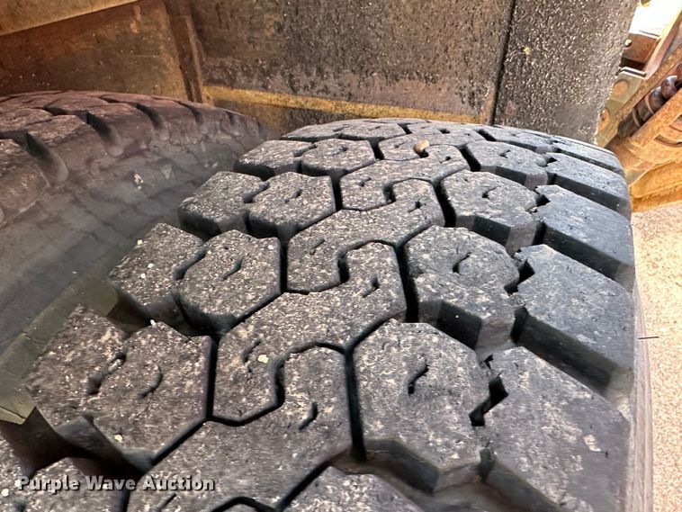 image for item LT9054 2005 International 7400  dump truck