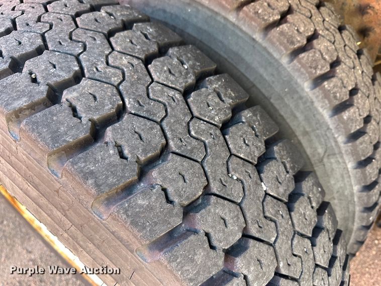 image for item LT9054 2005 International 7400  dump truck