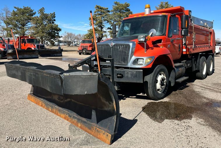 image for item LT9055 2005 International 7400  dump truck