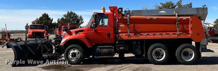image for item LT9055 2005 International 7400  dump truck