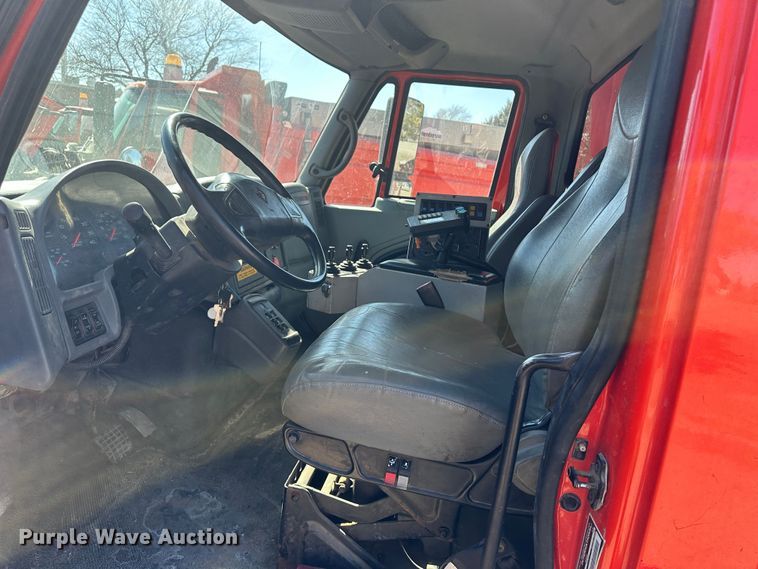 image for item LT9055 2005 International 7400  dump truck