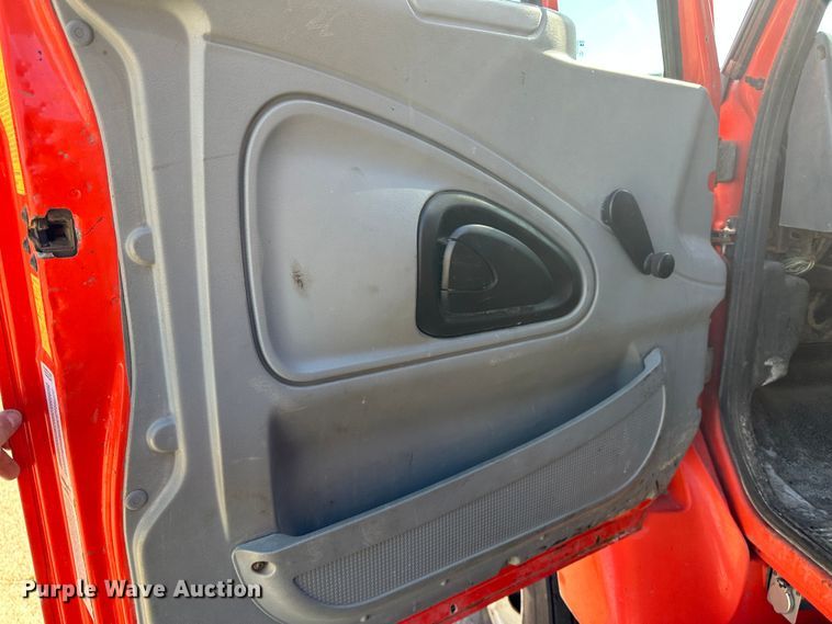 image for item LT9055 2005 International 7400  dump truck