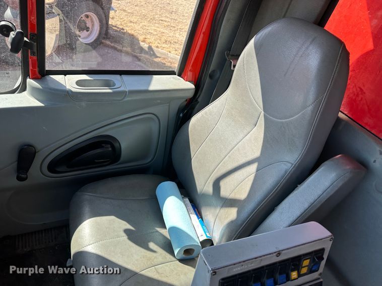 image for item LT9055 2005 International 7400  dump truck