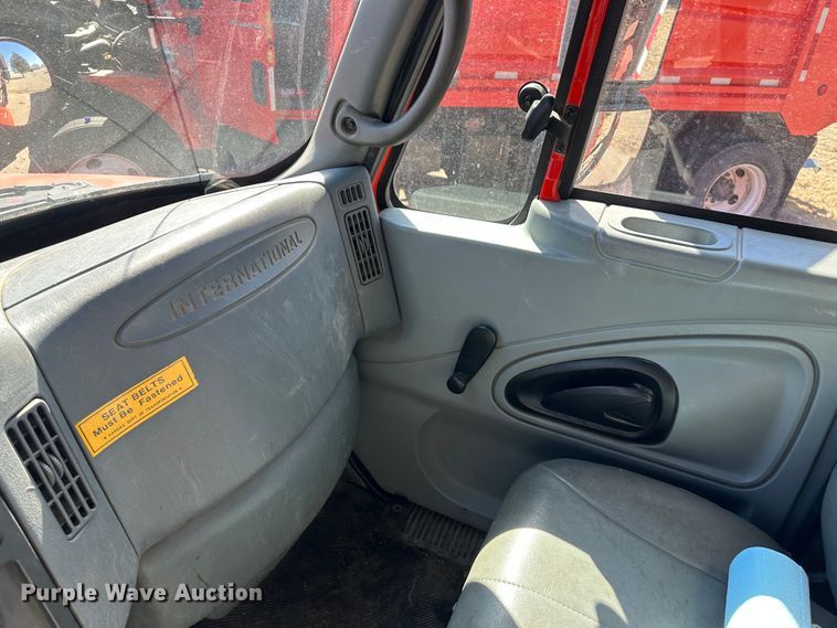 image for item LT9055 2005 International 7400  dump truck