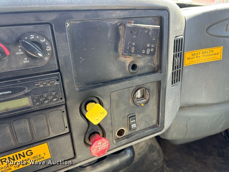 image for item LT9055 2005 International 7400  dump truck