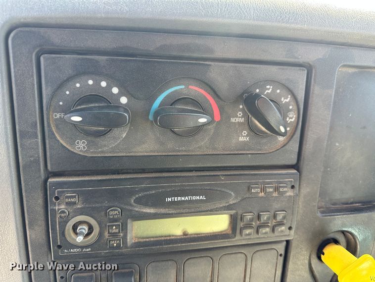 image for item LT9055 2005 International 7400  dump truck