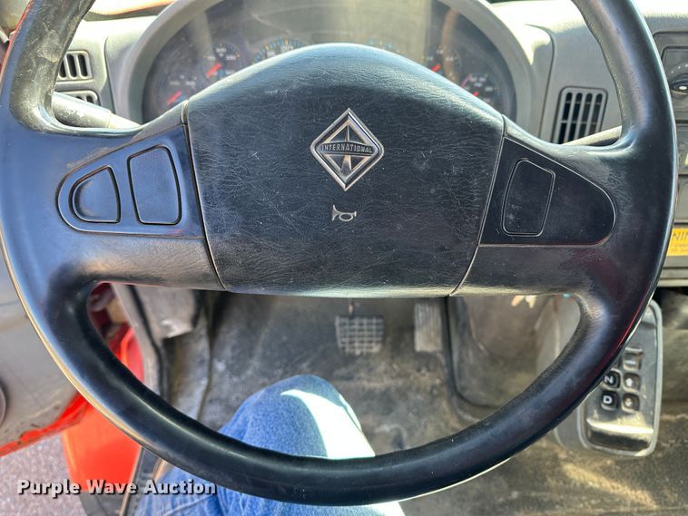 image for item LT9055 2005 International 7400  dump truck