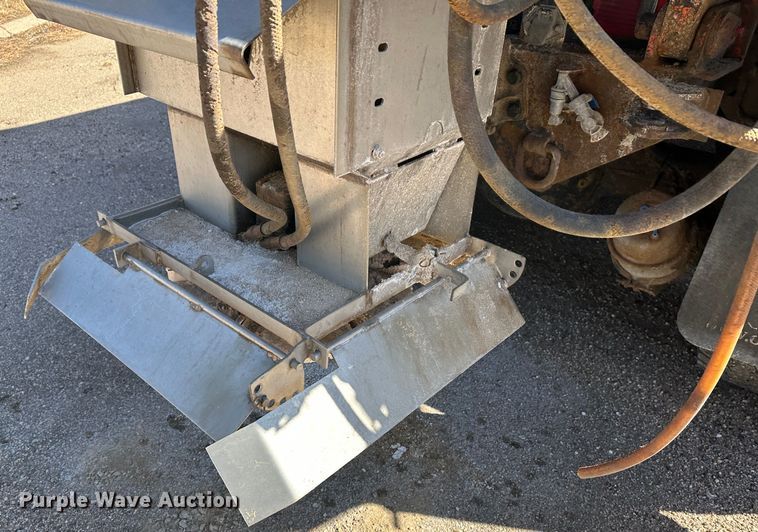 image for item LT9055 2005 International 7400  dump truck