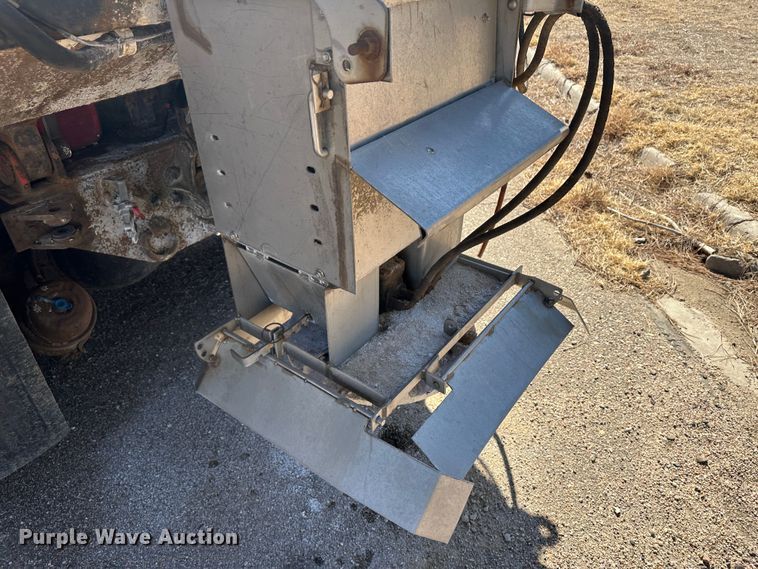 image for item LT9055 2005 International 7400  dump truck