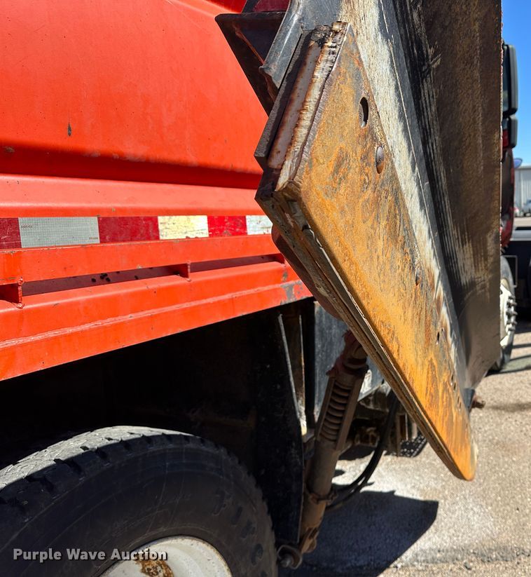 image for item LT9055 2005 International 7400  dump truck