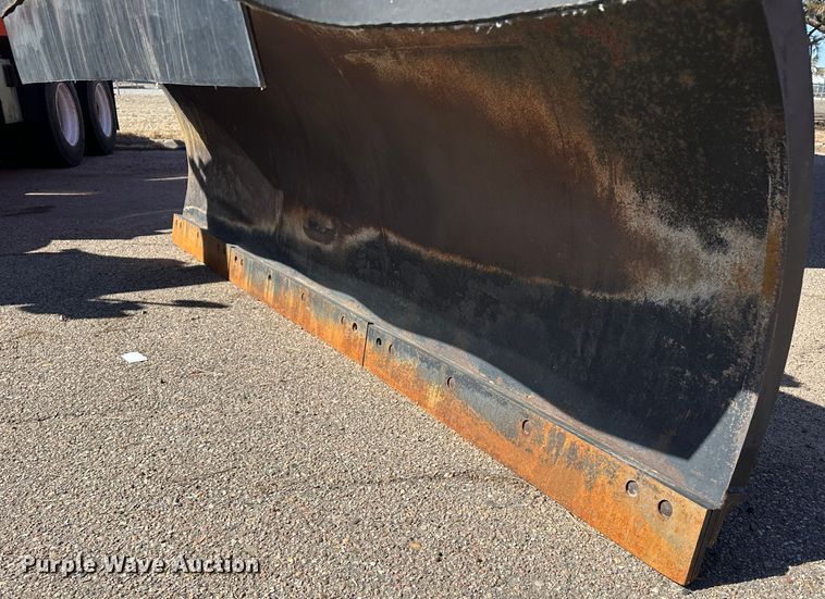 image for item LT9055 2005 International 7400  dump truck