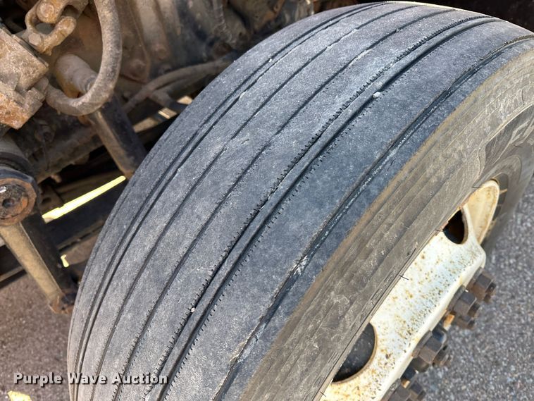 image for item LT9055 2005 International 7400  dump truck