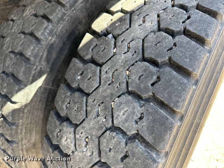 image for item LT9055 2005 International 7400  dump truck