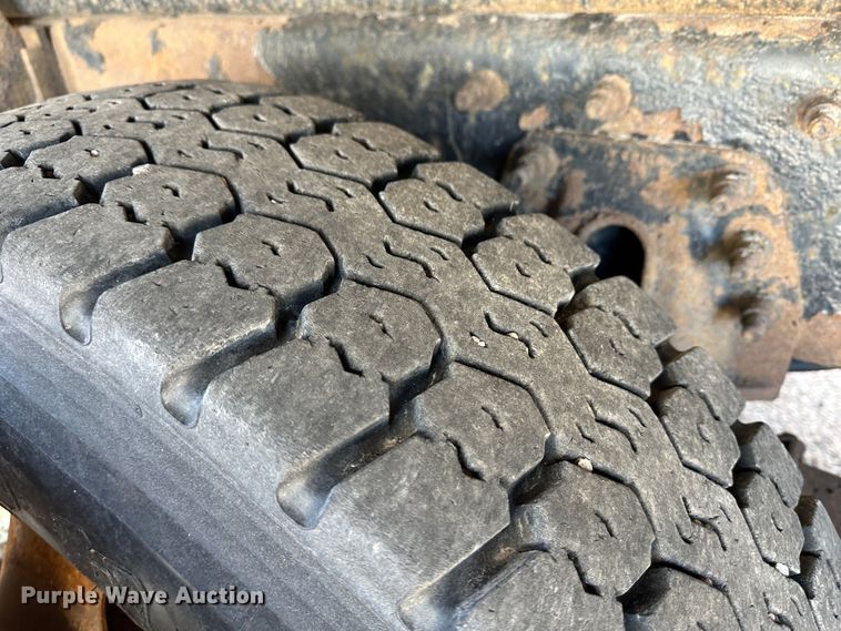 image for item LT9055 2005 International 7400  dump truck