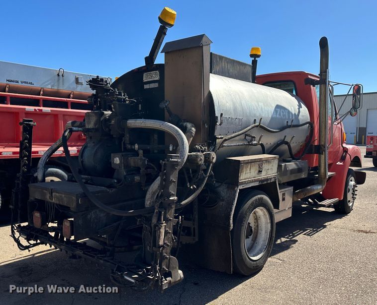 image for item LT9056 2000 Sterling L7500  oil distributor truck