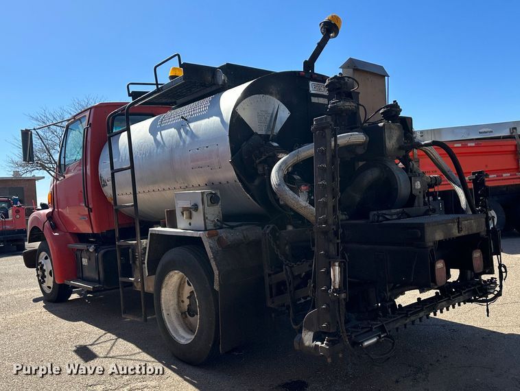 image for item LT9056 2000 Sterling L7500  oil distributor truck