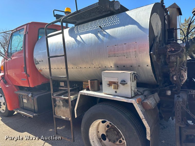 image for item LT9056 2000 Sterling L7500  oil distributor truck