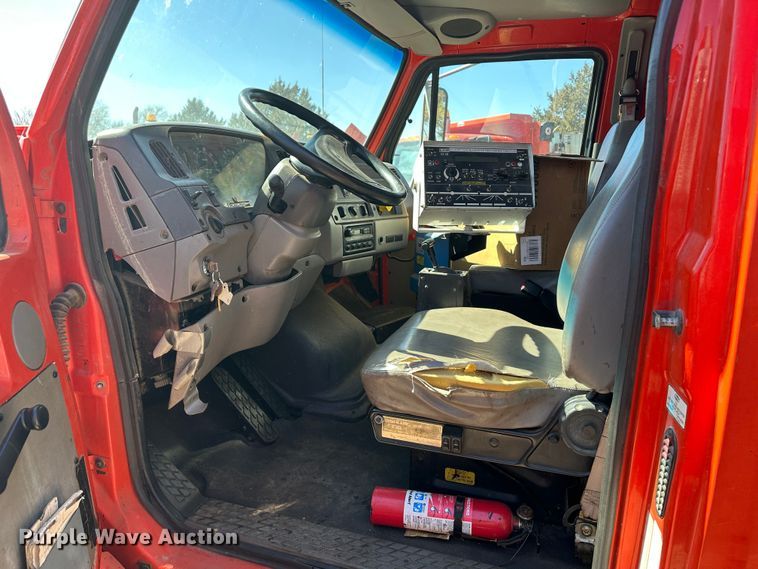 image for item LT9056 2000 Sterling L7500  oil distributor truck