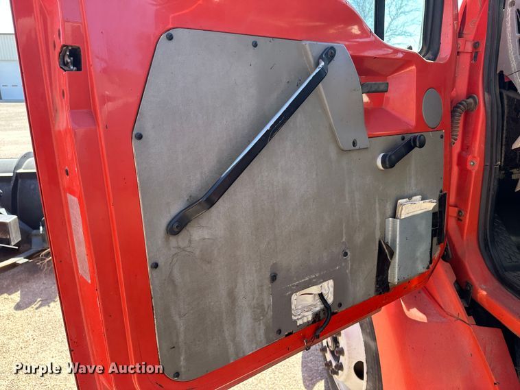 image for item LT9056 2000 Sterling L7500  oil distributor truck