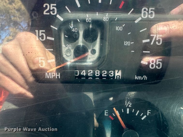 image for item LT9056 2000 Sterling L7500  oil distributor truck