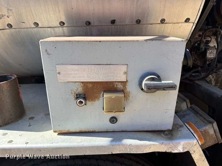 image for item LT9056 2000 Sterling L7500  oil distributor truck