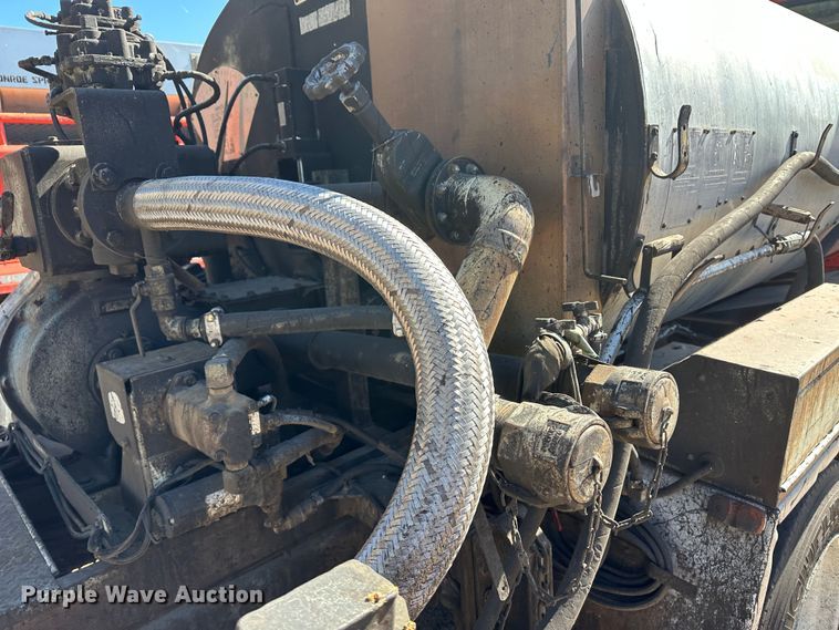 image for item LT9056 2000 Sterling L7500  oil distributor truck