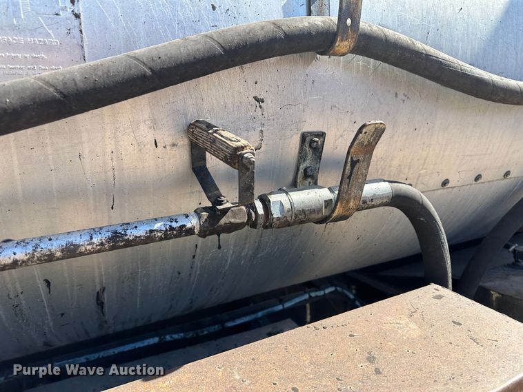 image for item LT9056 2000 Sterling L7500  oil distributor truck