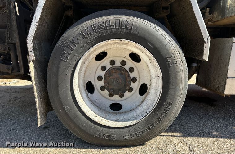 image for item LT9056 2000 Sterling L7500  oil distributor truck