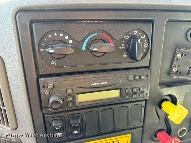 image for item LT9057 2007 International 7400  dump truck