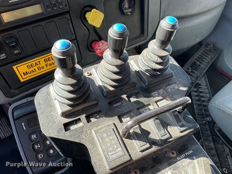 image for item LT9057 2007 International 7400  dump truck