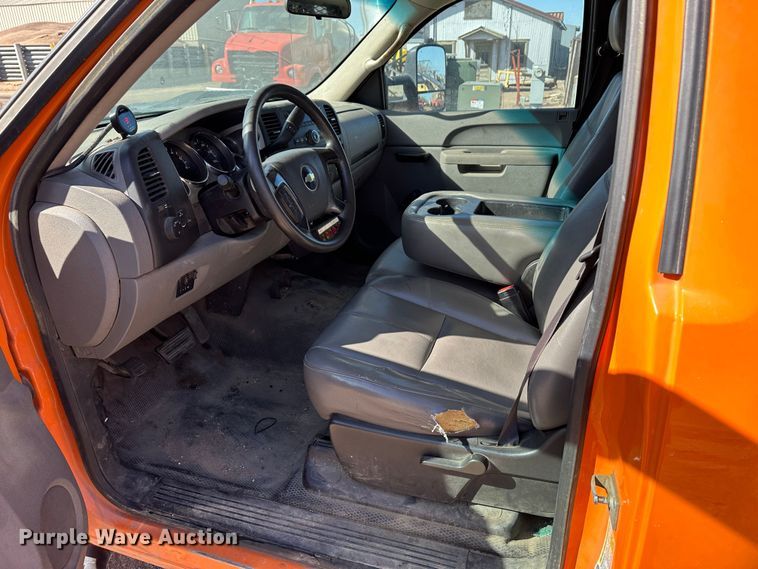 image for item LT9060 2012 Chevrolet Silverado 2500HD  utility bed pickup truck