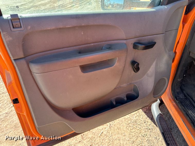 image for item LT9060 2012 Chevrolet Silverado 2500HD  utility bed pickup truck