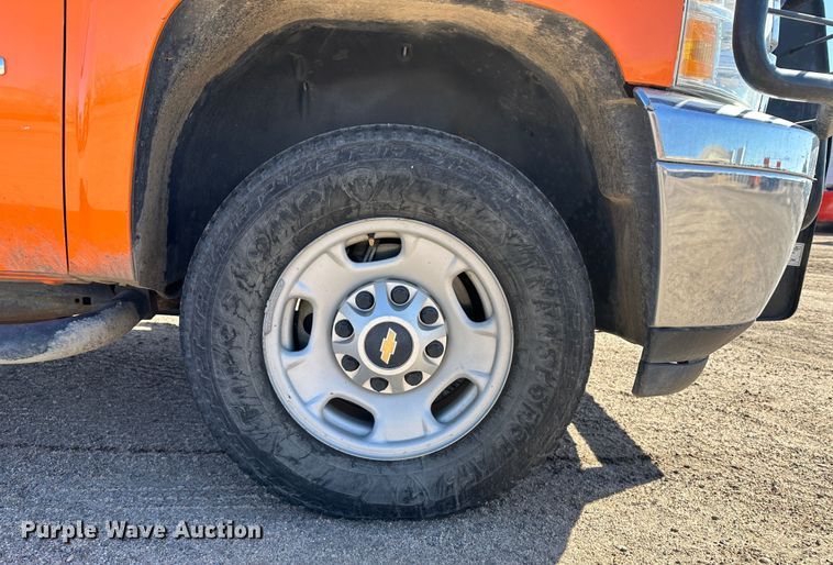 image for item LT9060 2012 Chevrolet Silverado 2500HD  utility bed pickup truck