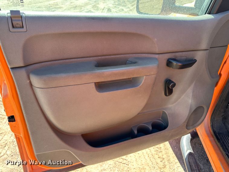 image for item LT9064 2012 Chevrolet Silverado 2500HD  utility bed pickup truck