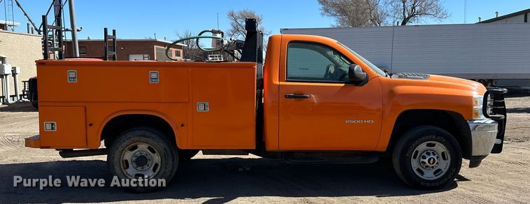 image for item LT9066 2012 Chevrolet Silverado 2500HD  utility bed pickup truck