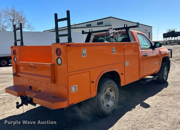 image for item LT9066 2012 Chevrolet Silverado 2500HD  utility bed pickup truck